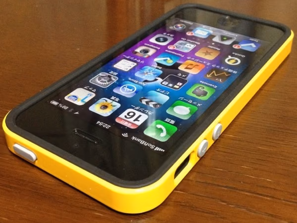 iPhone5にSPIGEN SGP イエローバンパーを装着