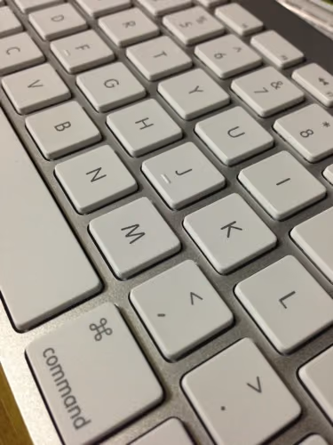 アップルワイヤレスキーボードの手あかをクリーニング