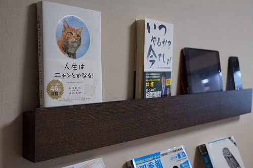 自宅で立読用に無印良品の壁に付けられる家具を設置