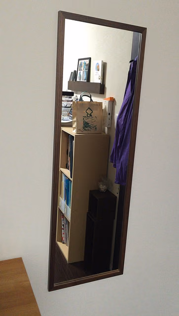 無印良品の壁にかけられるミラー（鏡）を設置