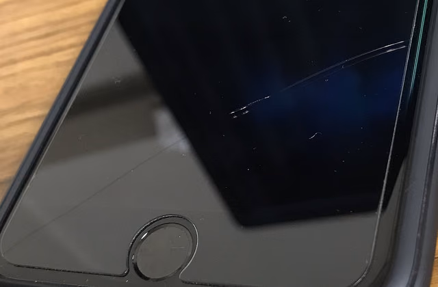 落としたらiPhone画面にヒビが！|貼ってて良かった保護フィルム