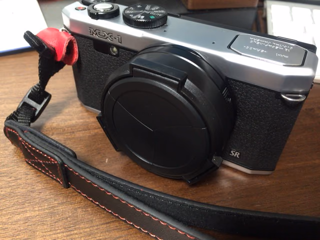 PENTAX MX-1にストラップを付けた