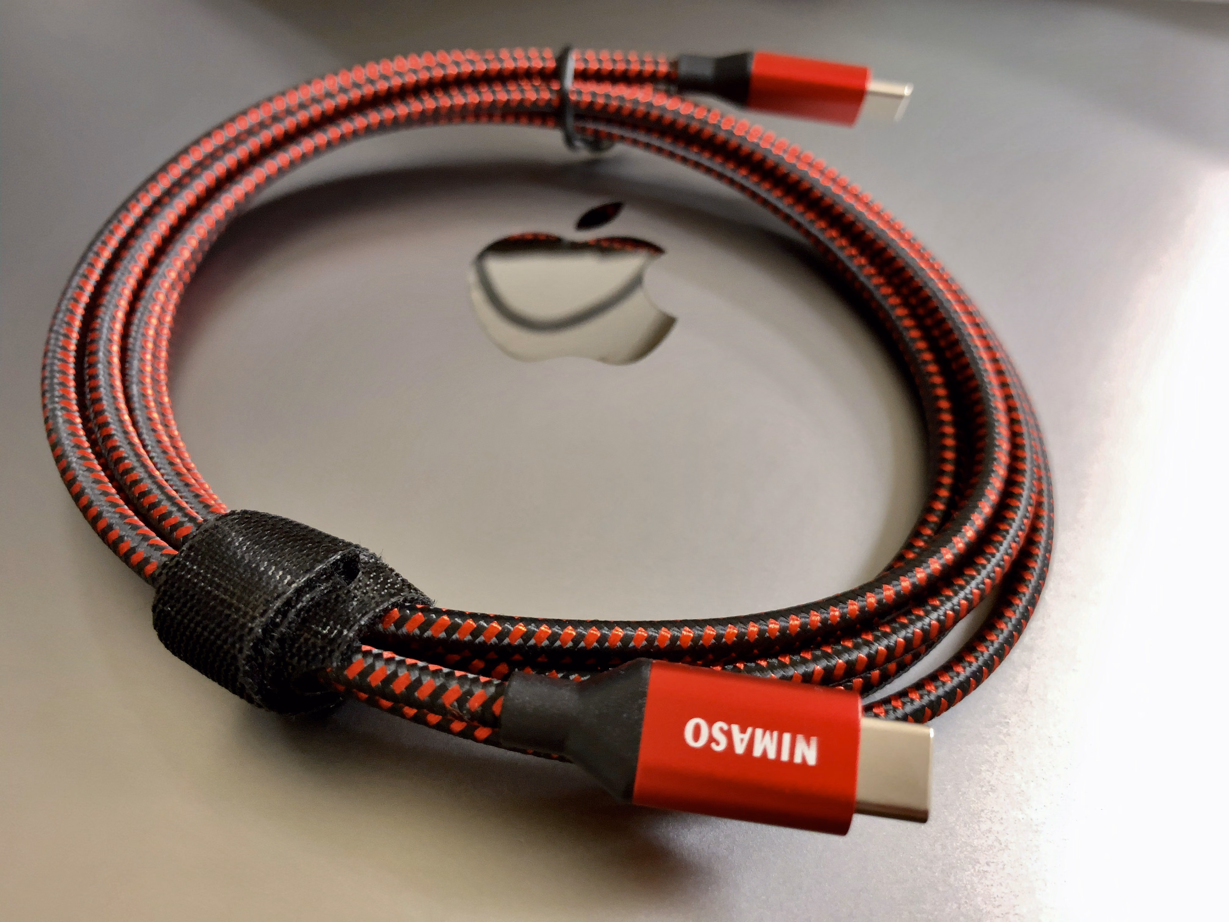 長めのUSB-CとLightningケーブルを購入